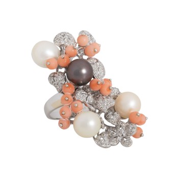 Ring with Tahitian pearl, 3 pearls, 17 coral beads and diamonds totaling 1.35 ct (eng.),
