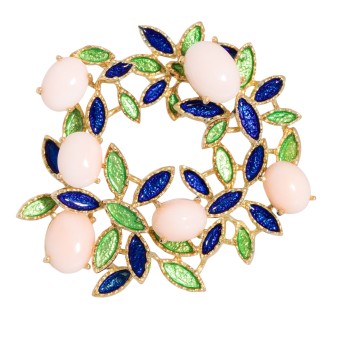 Florale Brosche mit Koralle und emaillierten Blättern,