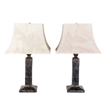 PAAR TISCHLEUCHTEN MIT KERAMIKFUSS UND PAGODENSCHIRM IM ASIATISCHEN STIL,