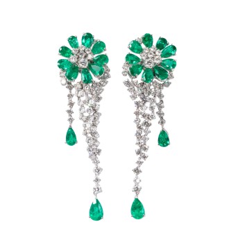 Paar Ohrhänger, mit Brillanten von zus. 6,27 ct,