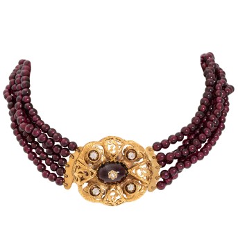 Eng anliegendes Granatcollier mit Schmuckschließe