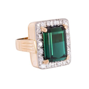 Ring mit dunkelgrünem Turmalin eingerahmt von Brillanten