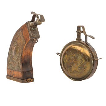 ZWEI PULVERFLASCHEN,