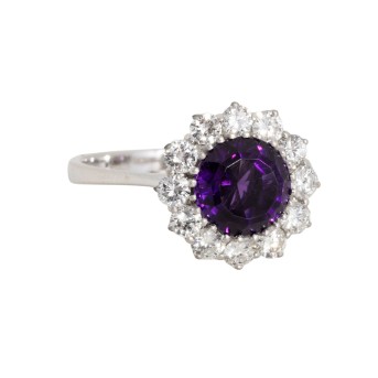 Ring mit Amethyst entouriert von 12 Brillanten