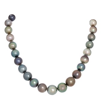 Tahitian pearl necklace in progression,