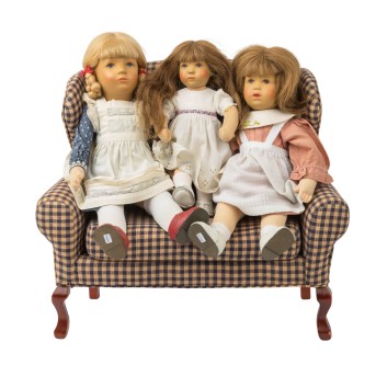 KÄTHE KRUSE KÄTHE KRUSE 3 Mädchenpuppen mit Puppensofa, 1990er Jahre,