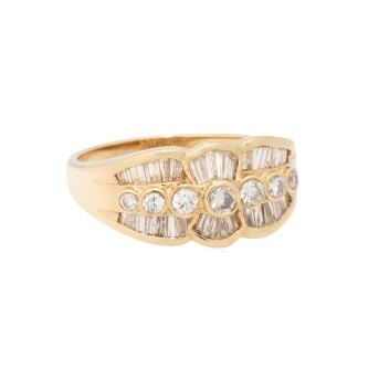 Ring mit 7 Brillanten und 38 Diamanten im Trapezschliff,