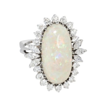 Ring mit von Diamanten umgebenem Opal,