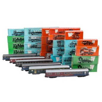 MÄRKLIN 32-tlg Konvolut Güter- und Personenwagen, Spur H0,