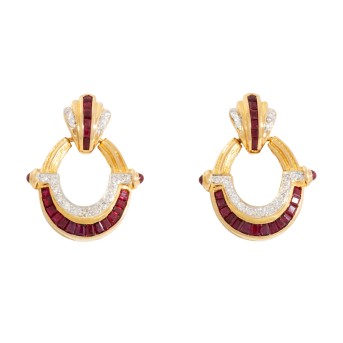 Ohrringe zweiteilig mit Rubinen und Brillanten von zus. ca. 0,38 ct,