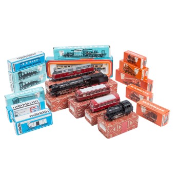 MÄRKLIN 18-tlg Konvolut aus Lokomotiven, Güter- und Personenwagen, Spur H0,