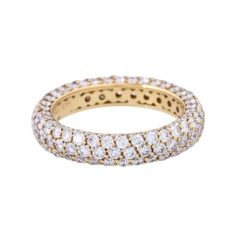 Ring set with pavé diamonds