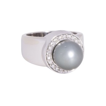 Ring mit Tahitiperle entouriert von Brillanten