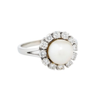 Ring with Akoya pearl surrounded by 12 brilliant-cut diamonds,
