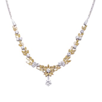 Florales Collier mit Brillanten von zus. ca. 3,93 ct,
