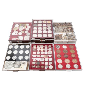 Impressive remainder collection on 14 coin trays with mainly modern coins and medals.
