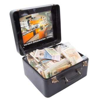 Large lot of banknotes and emergency banknotes in a case. Over 1500 pieces.