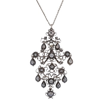 Rokoko Anhänger mit zahlreichen Diamantrosen,