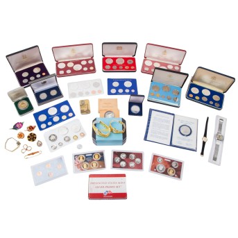 Small plastic tub with, among other things, approx. 10 x Franklin Mint