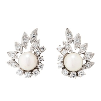 Paar Ohrclipstecker mit 2 Akoyaperlen, 14 Brillanten und 12 Achtkantdiamanten,