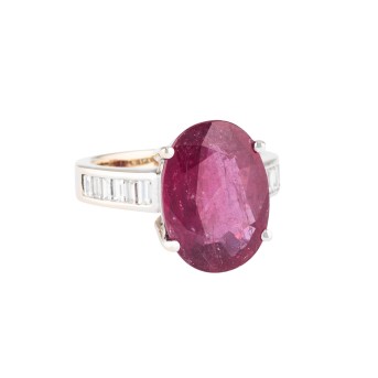 Ring mit Rubin und Diamantbaguettes zus. ca. 0,7 ct,
