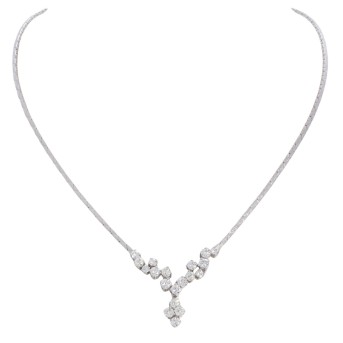 Necklace with diamonds