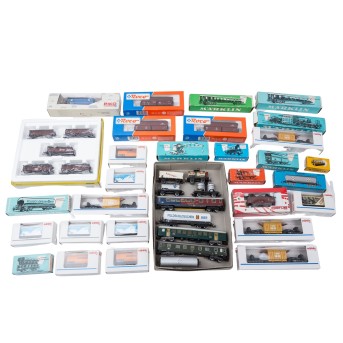 u.a. MÄRKLIN/ROCO 36-tlg Konvolut Güter- und Personenwagen, Spur H0,