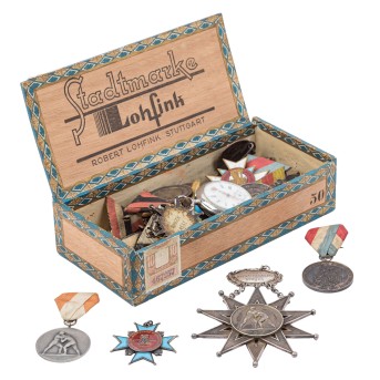 Holzbox mit diversen Sportabzeichen, Ende 19./Anfang 20. Jh.,