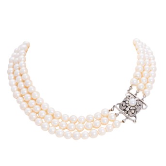 3-row pearl necklace with diamond clasp