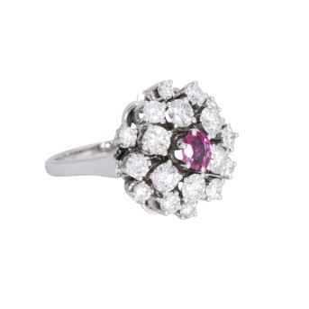 Ring mit Rubin umgeben von Brillanten zus. ca. 1,7 ct,