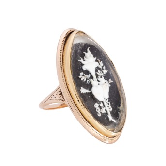 Ring mit feiner Beinschnitzerei unter Glas,