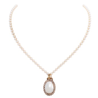 Perlenkette und antiker Anhänger mit Diamantrosen