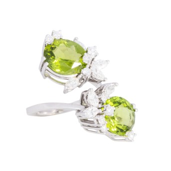 Ring mit 2 feinen Peridots und Diamanten zus. ca. 1 ct,