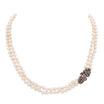 Double-row pearl necklace with integrated jewelry piece,