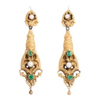 Ohrhänger mit Perlen und grünen Steinen,