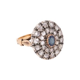 Ring mit ovalem Saphir umgeben von Diamantrosen