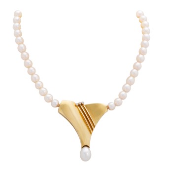 Pearl necklace with unique jewelry interchangeable clasp