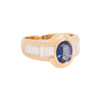 Ring mit Saphir flankiert von Diamanten im Baguetteschliff