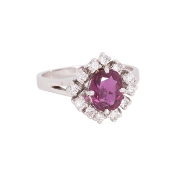 Ring mit oval facettiertem Rubin ca. 1,6 ct