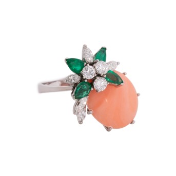 Ring mit Koralle, Smaragden und Diamanten