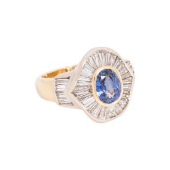 Ring mit Saphir und Diamanttrapezen zus. ca. 1,8 ct,