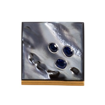 Brosche mit Perlmutt und 3 Saphiren,