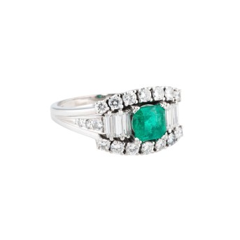 Ring mit Smaragd und Diamanten von zus. ca. 0,9 ct,