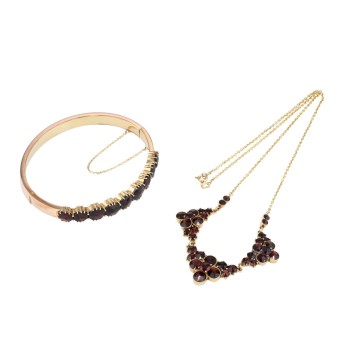 Jewelry set with rose-cut garnet,