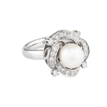 Ring with Akoya pearl and diamonds totaling approx. 0.6 ct,