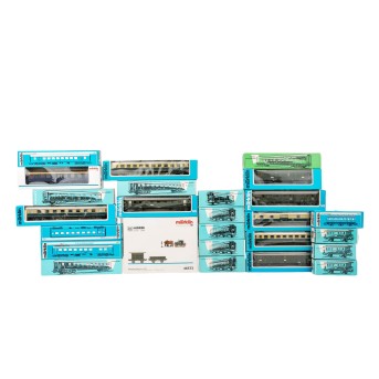 MÄRKLIN Konvolut aus 26 Personen- und Gepäckwagen, Spur H0,