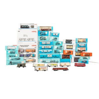 MÄRKLIN Konvolut aus 38 Güterwagen und Sets, Spur H0,