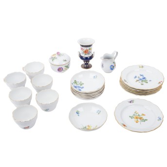 MEISSEN 6 Kaffeegedecke, 1 Zuckerdose und 1 Vase, 2. Wahl, 20. Jh.