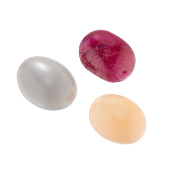 Rubin und Mondsteincabochons von zus. 56,5 ct,