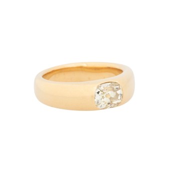 Solitaire ring with cushion-cut old-cut diamond of at least 1 ct,
